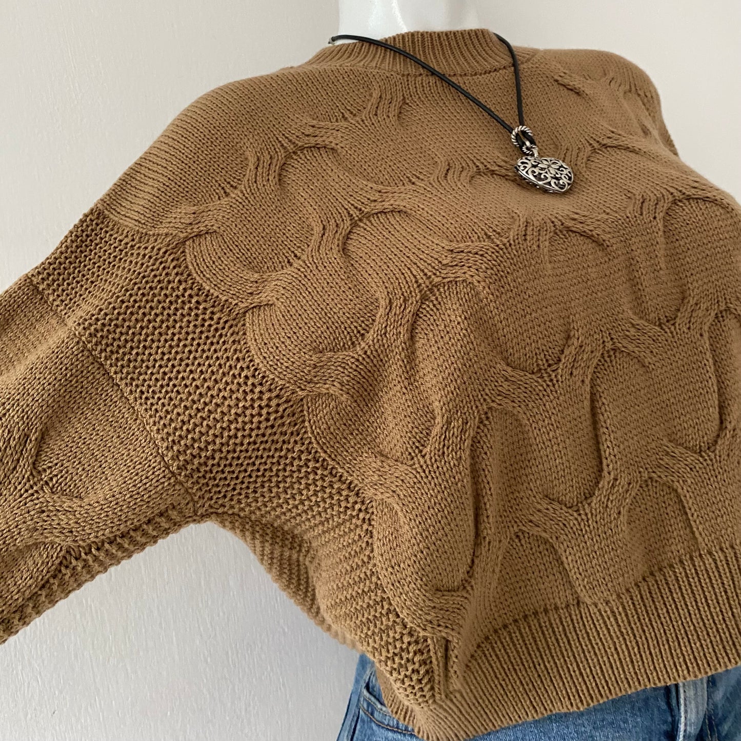 Camel waist sweater with interwoven design