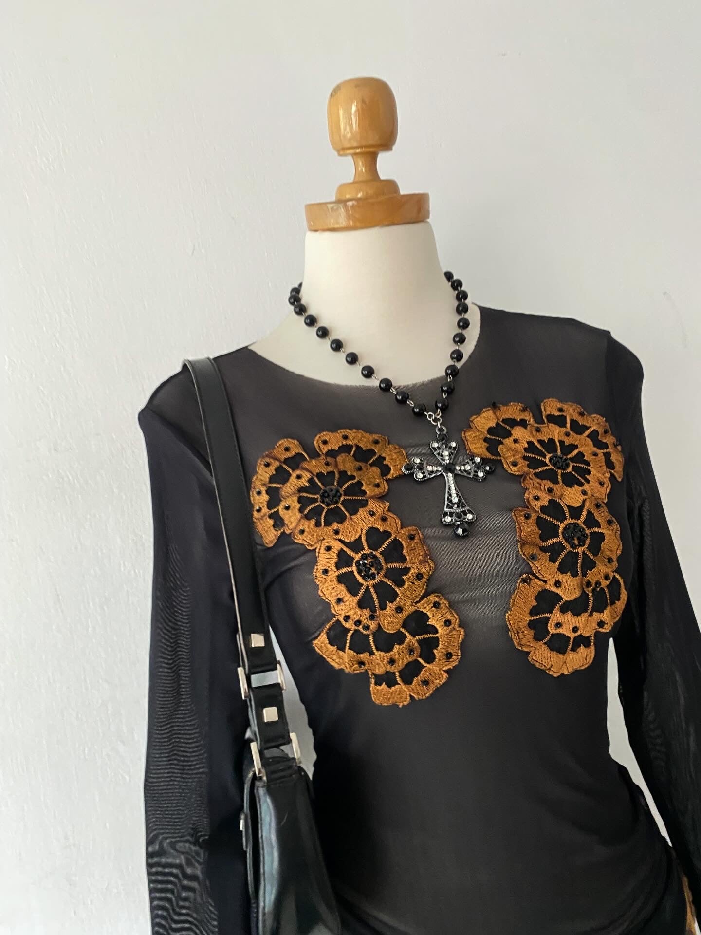 Iconic mesh top