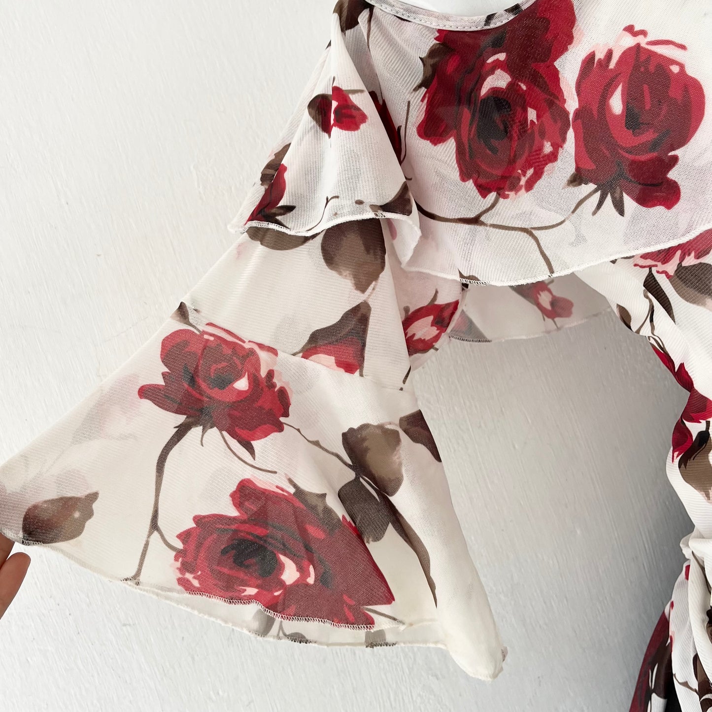 Blusa blanca de flores rojas