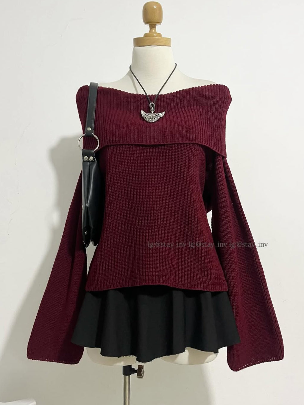 Sweater with bell sleeves and bare shoulders (select color)