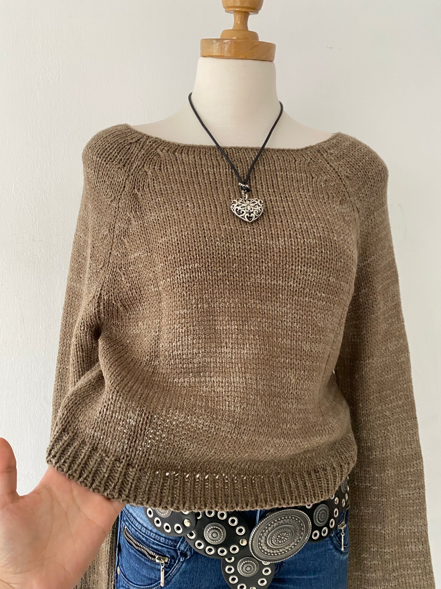 Waist-length sweater with straight sleeves
