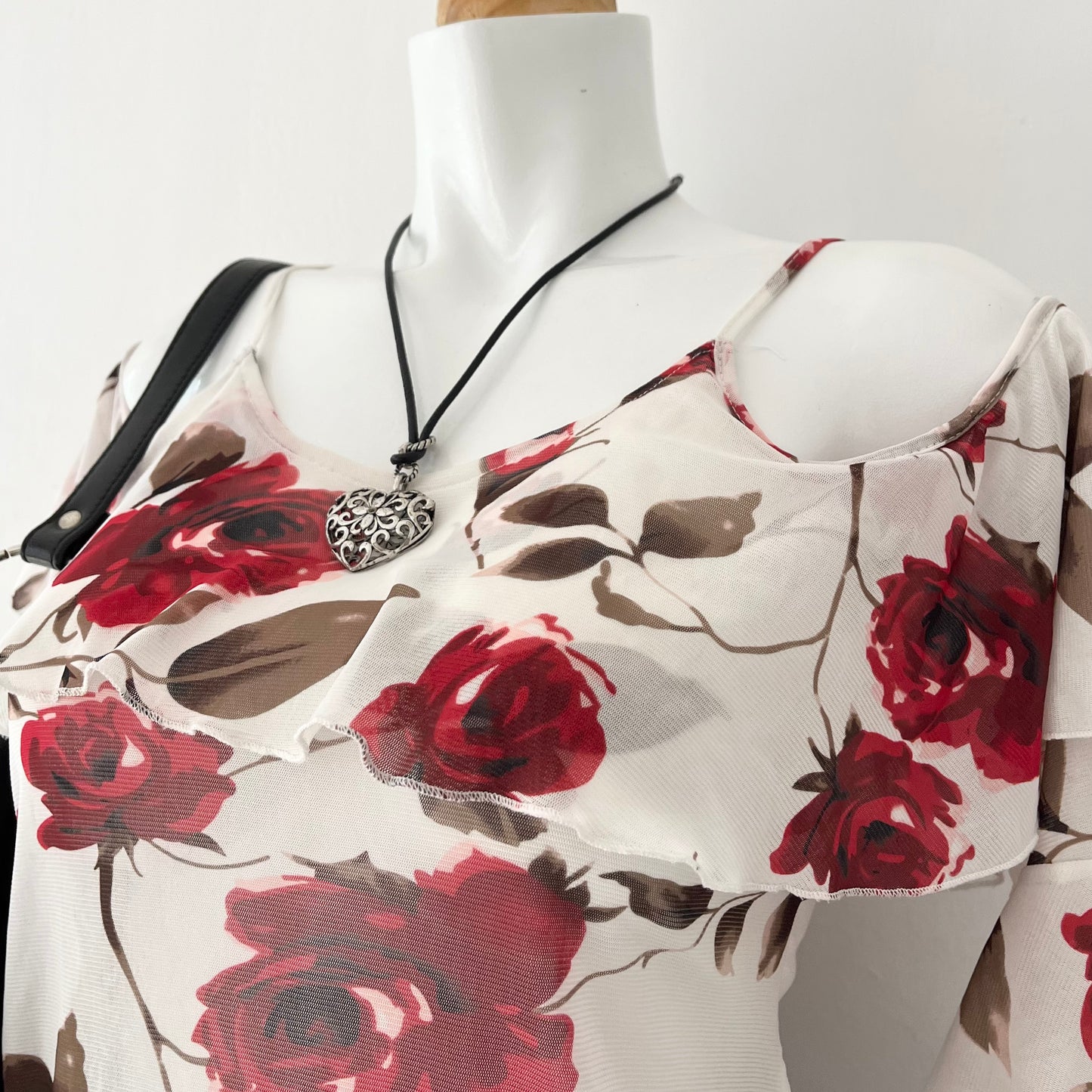 Blusa blanca de flores rojas