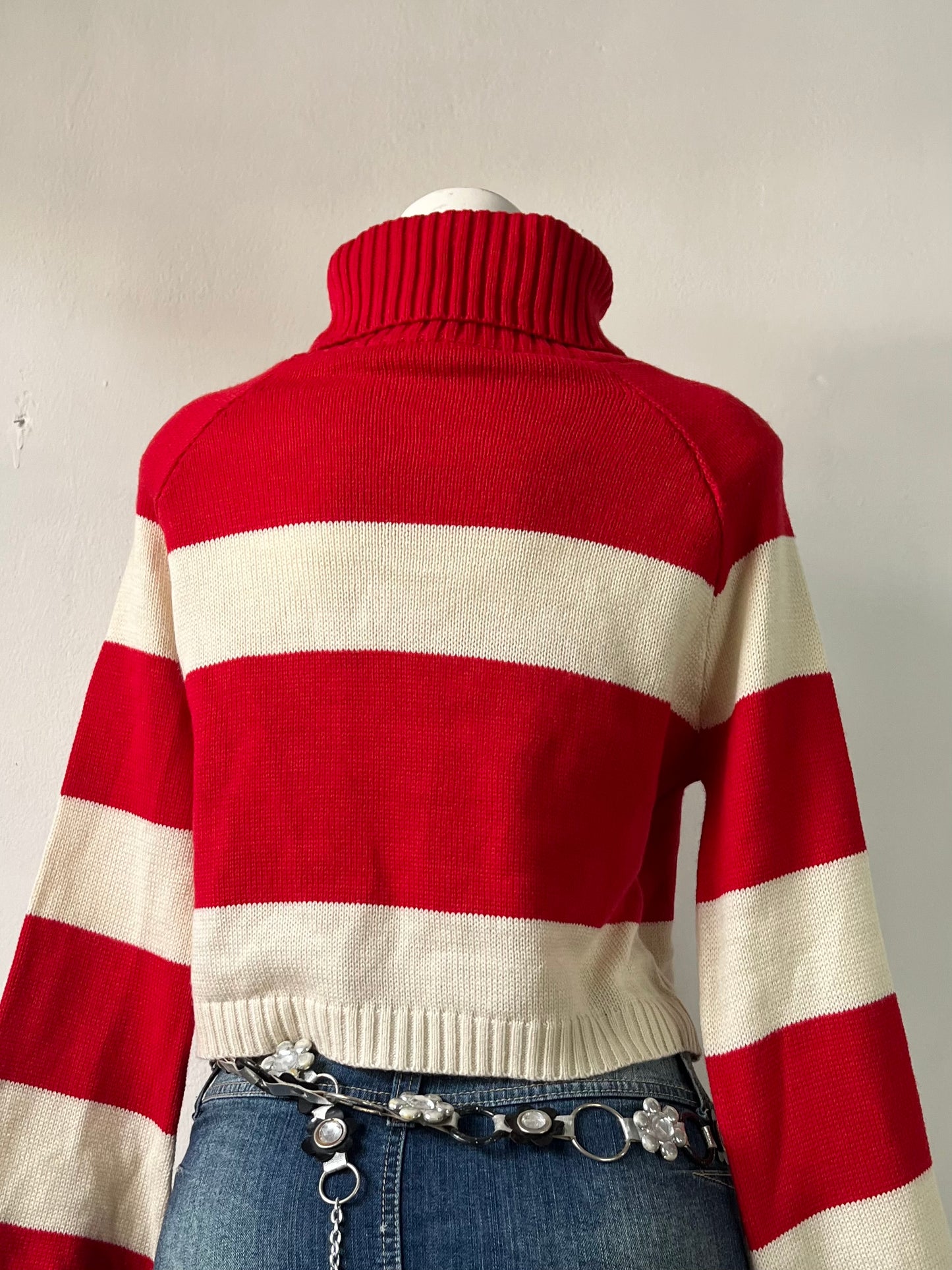 Sweater de cuello alto y mangas acampanadas