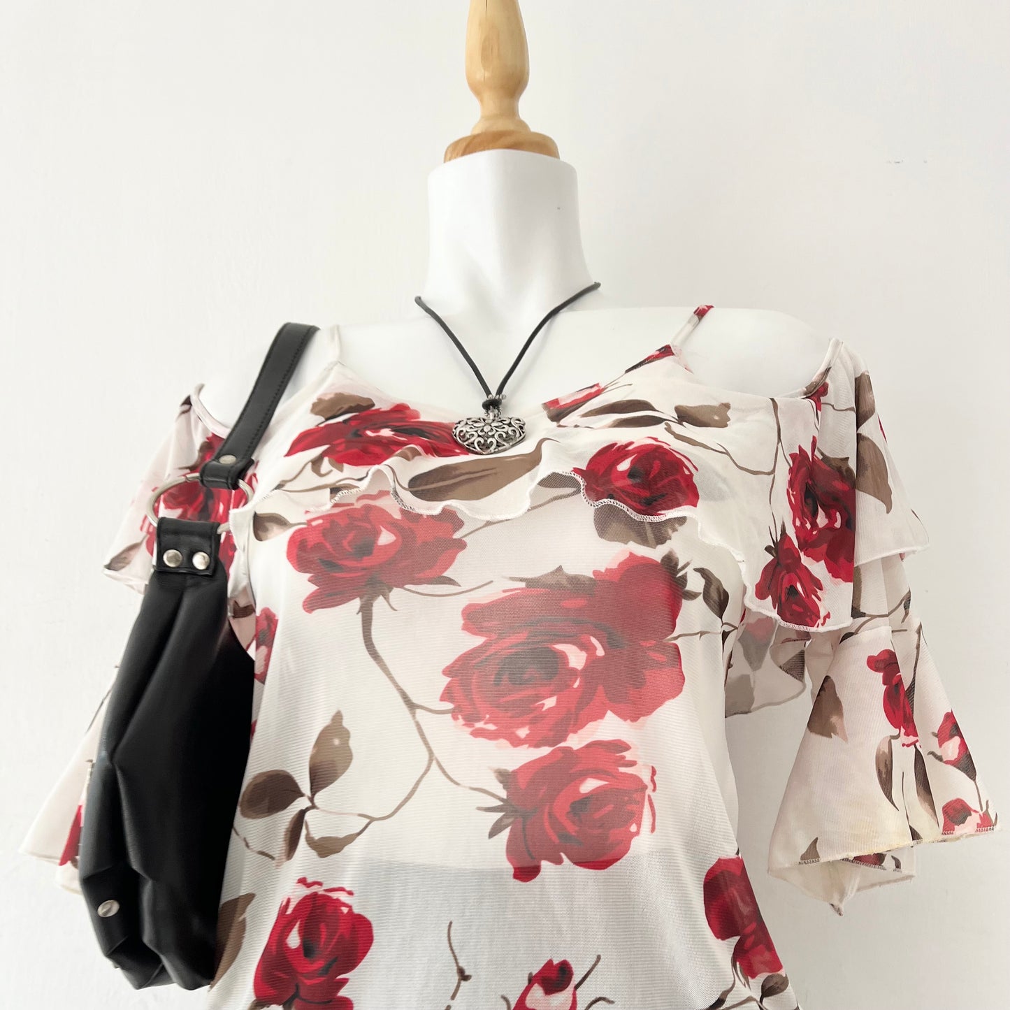 Blusa blanca de flores rojas
