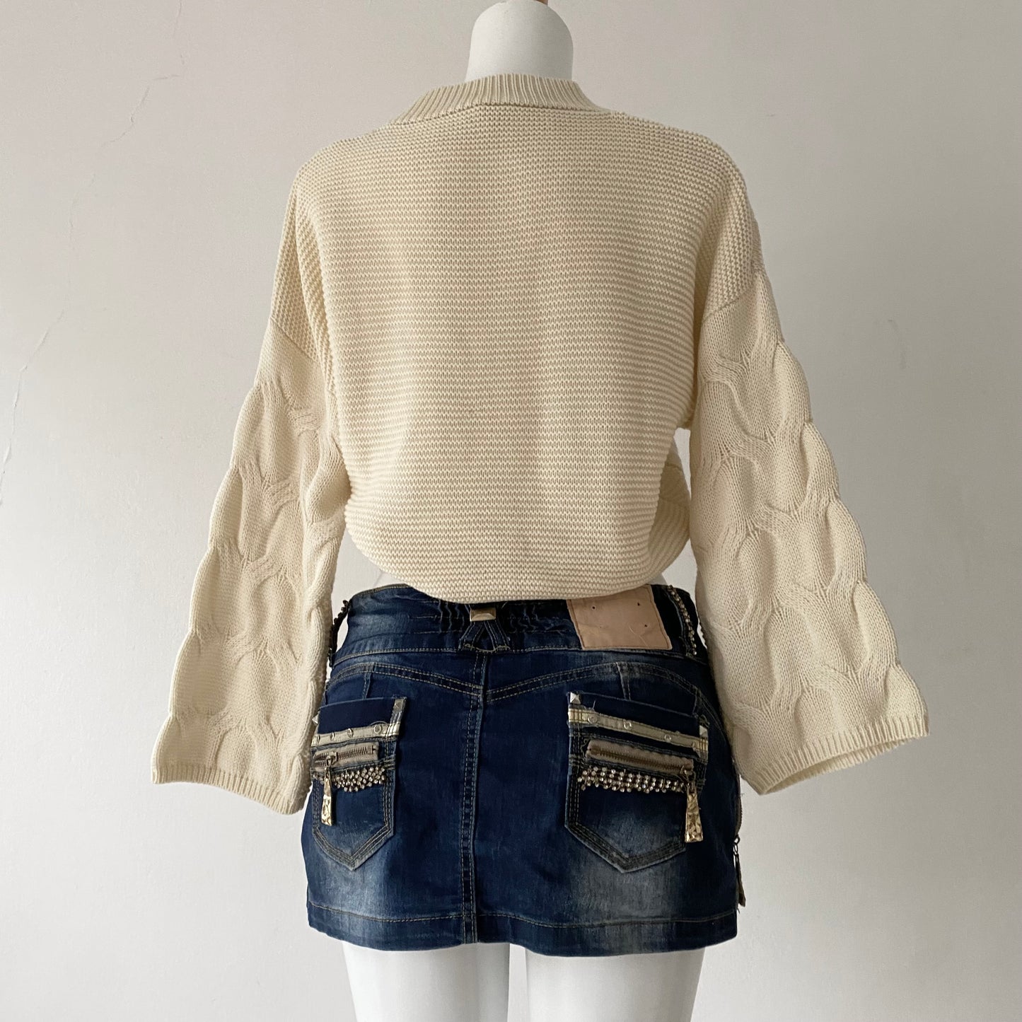Pearl waist sweater with interwoven design