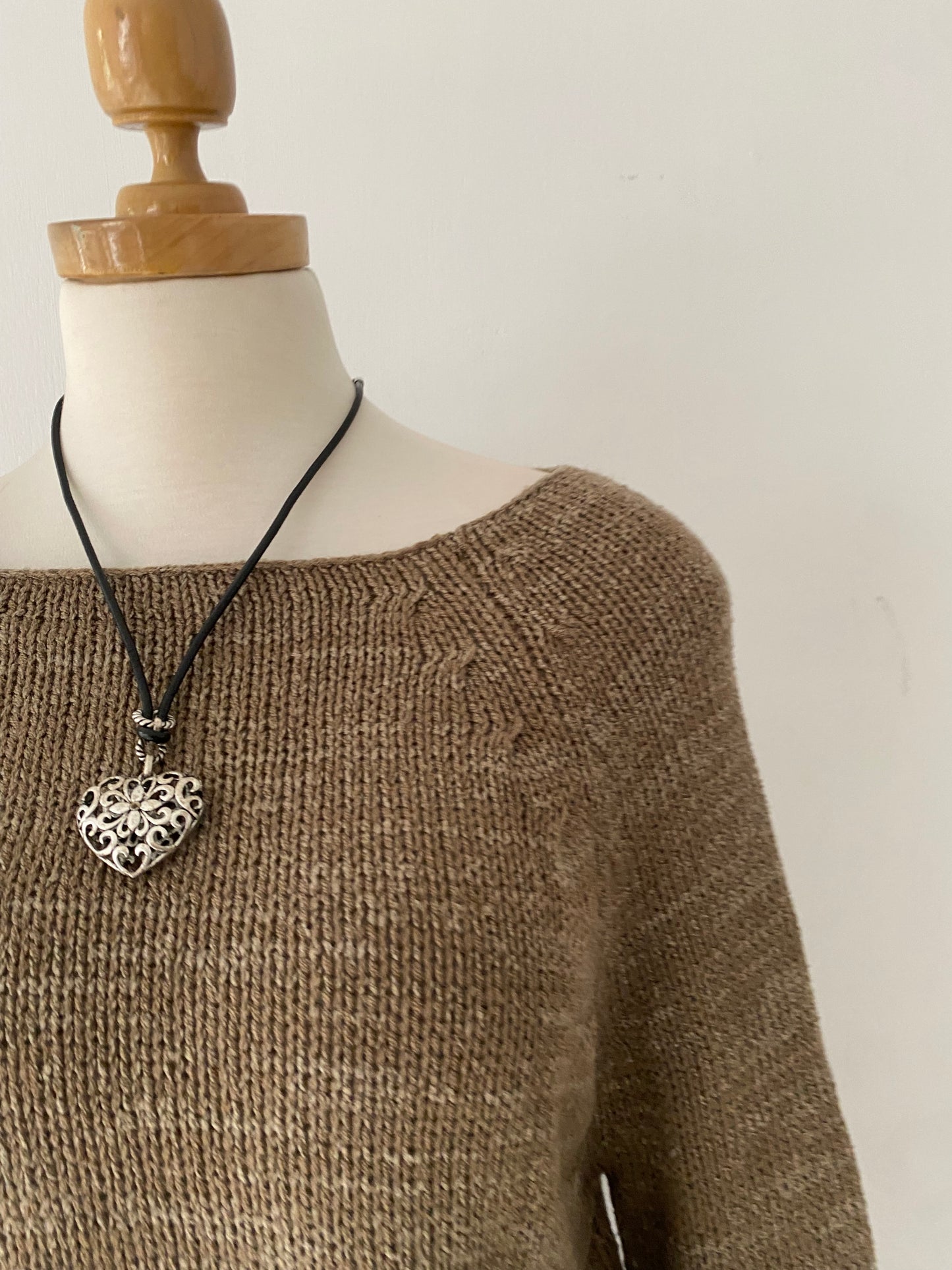 Waist-length sweater with straight sleeves