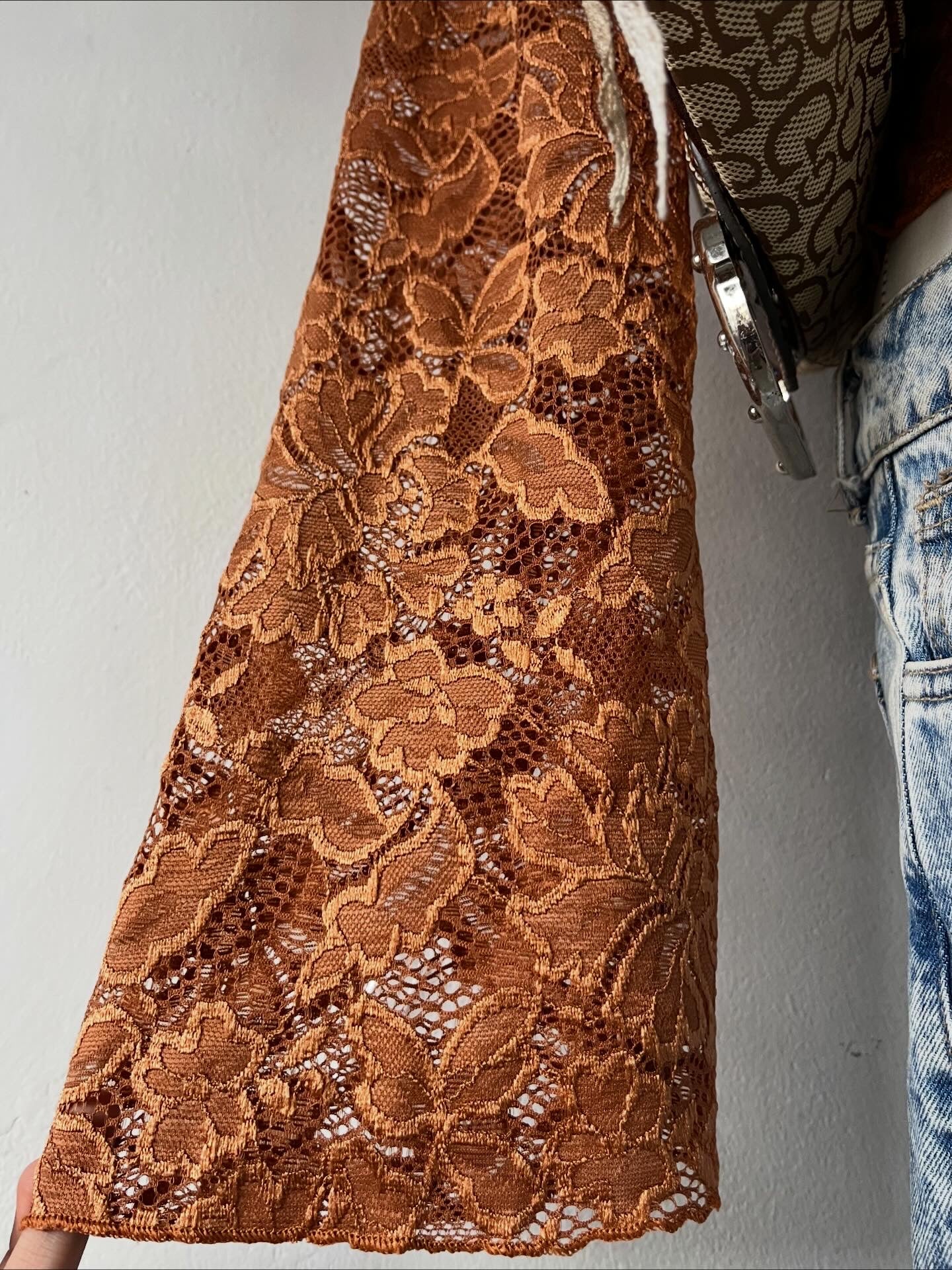 Top off shoulder de encaje con mangas anchas