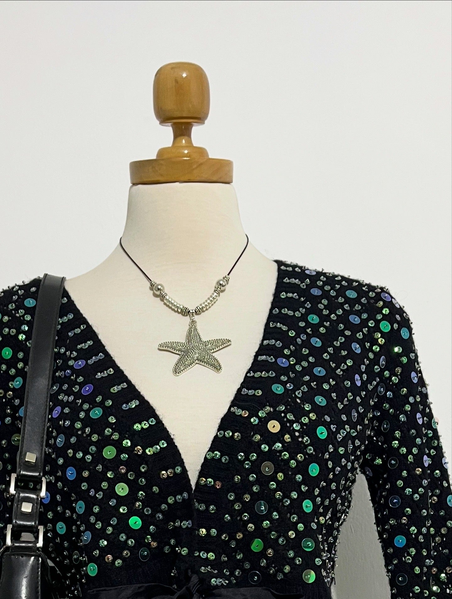 Knitted cardigan with sequins and bow