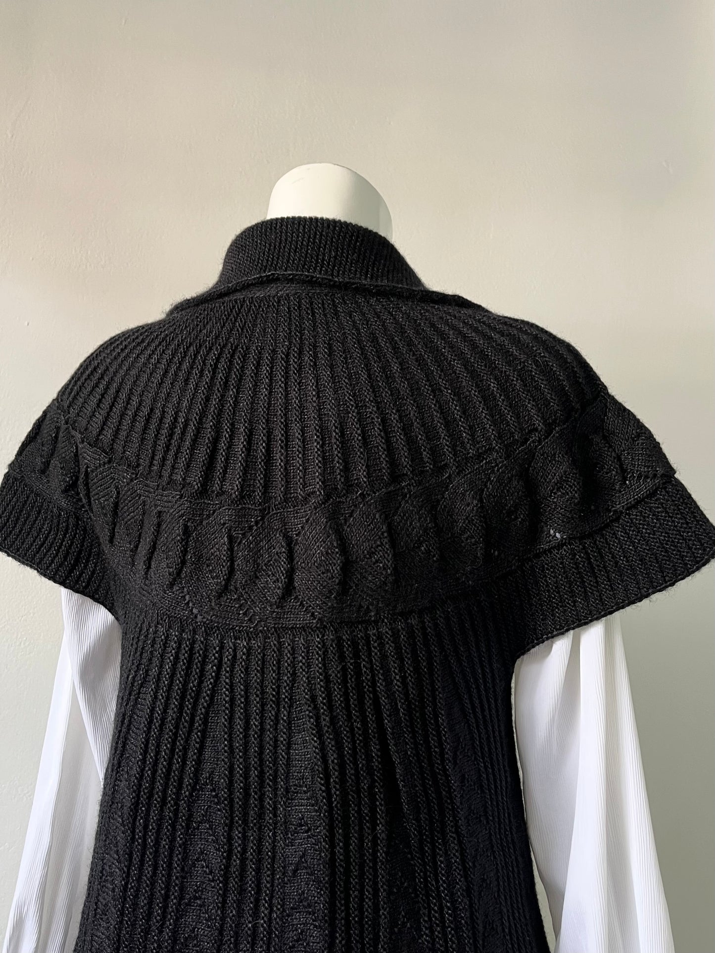 Adorable knitted cardigan with two pockets