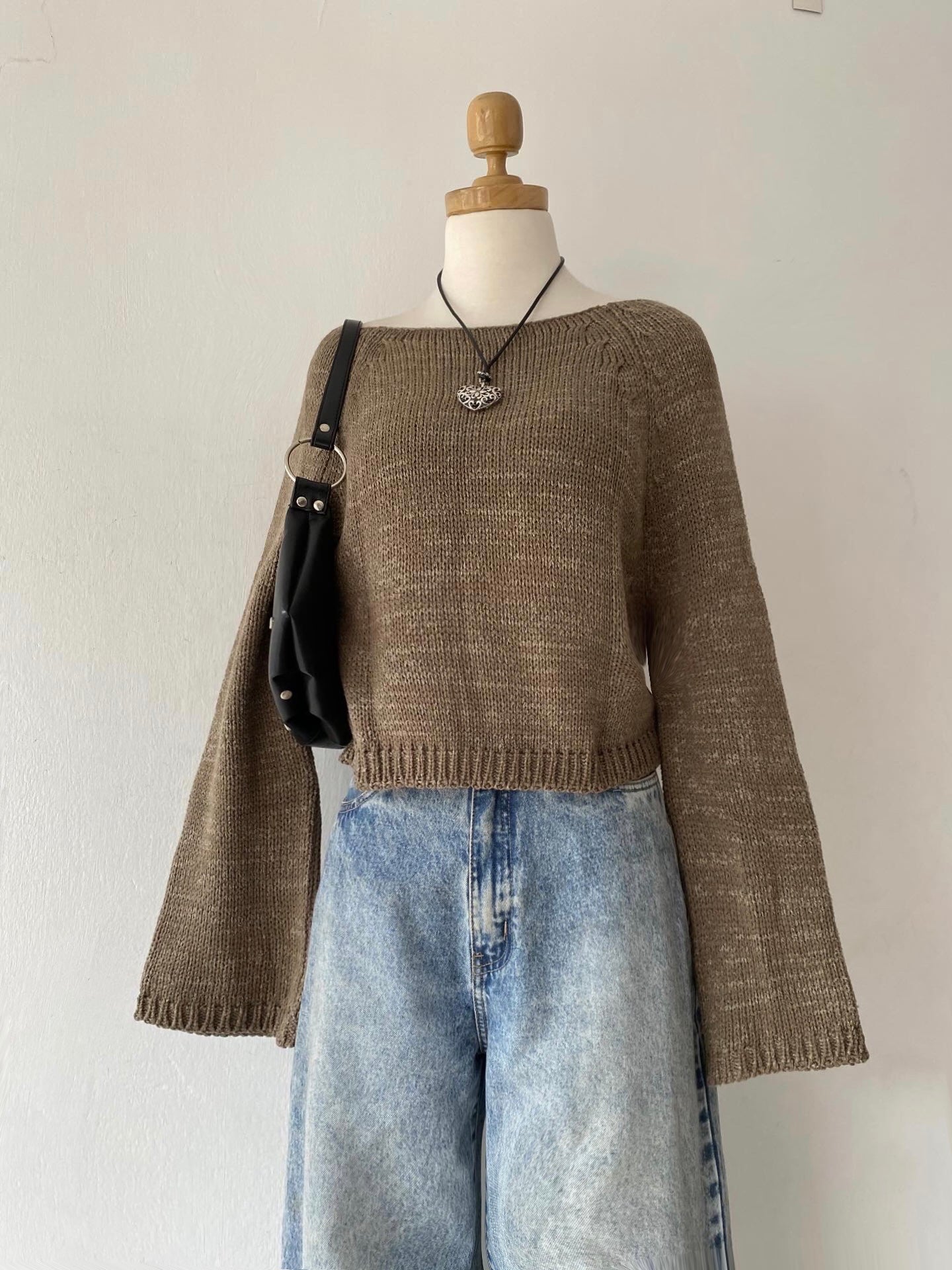 Waist-length sweater with straight sleeves