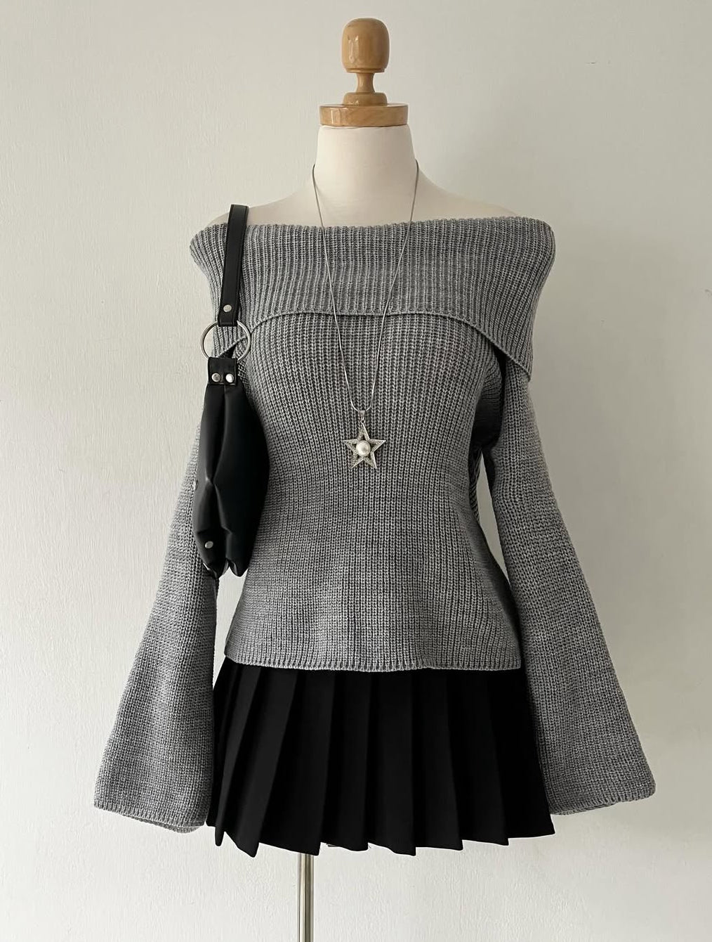 Sweater with bell sleeves and bare shoulders (select color)