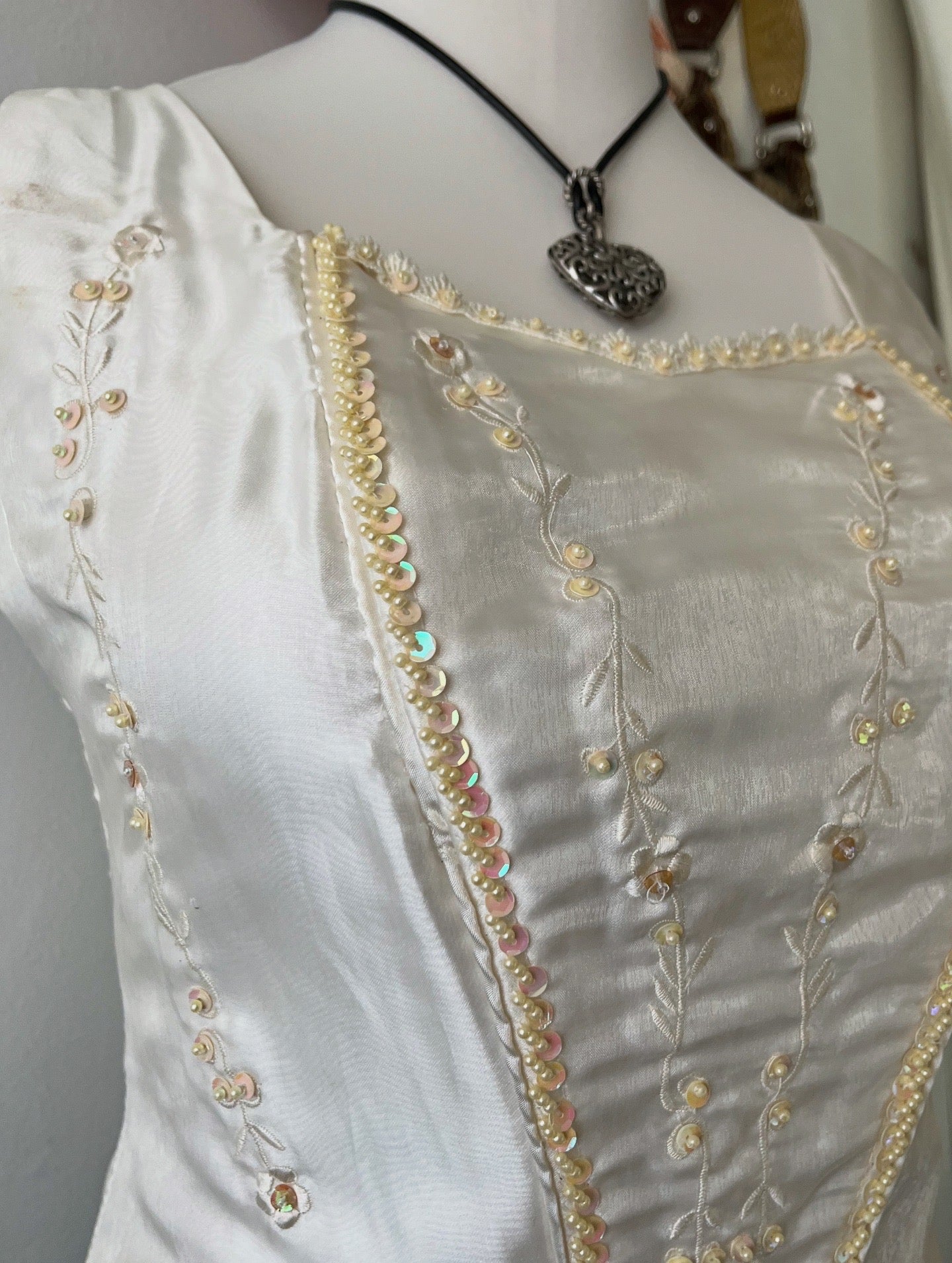 Pearly corset with embroidered embellishments