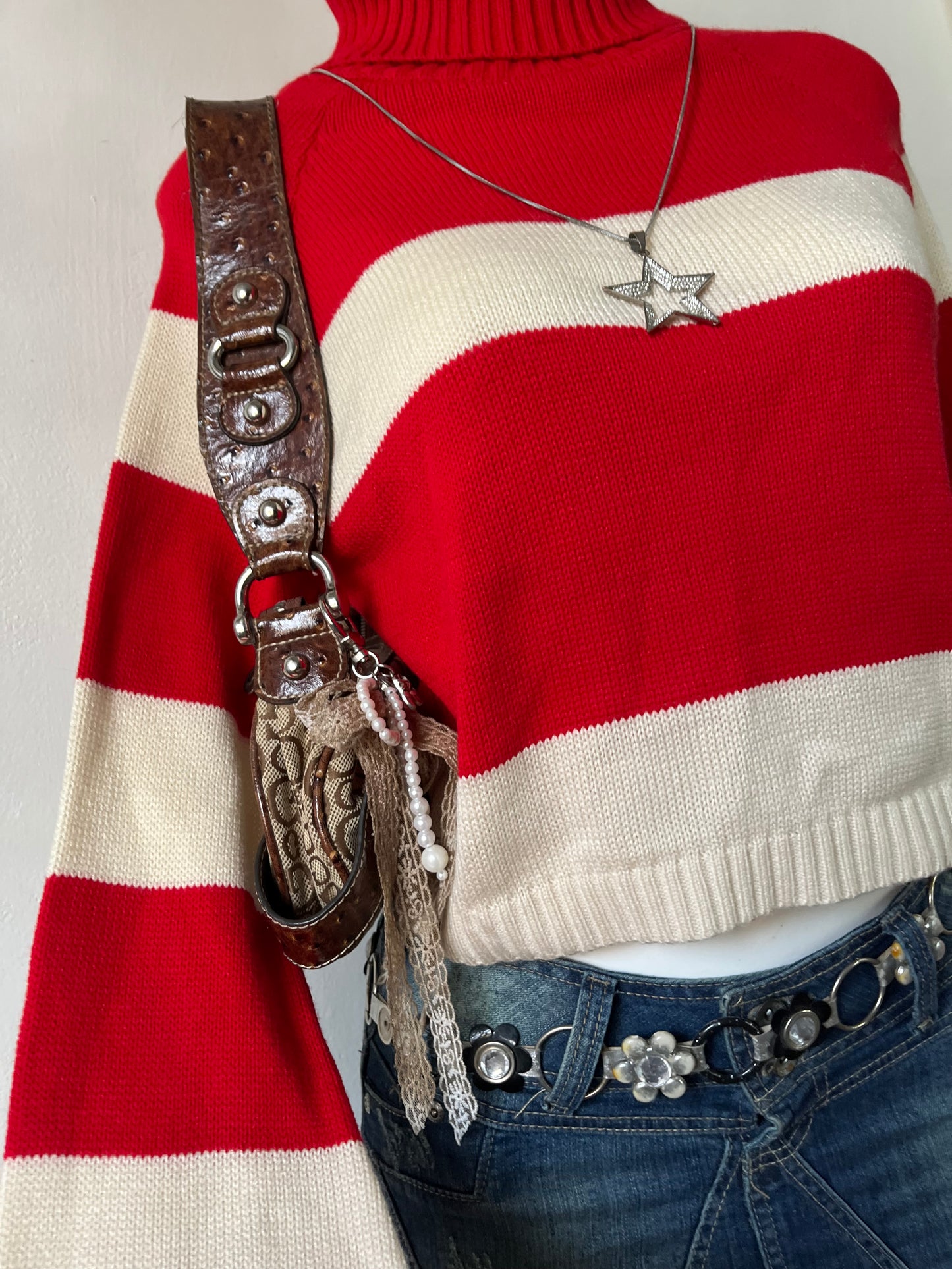 Sweater de cuello alto y mangas acampanadas