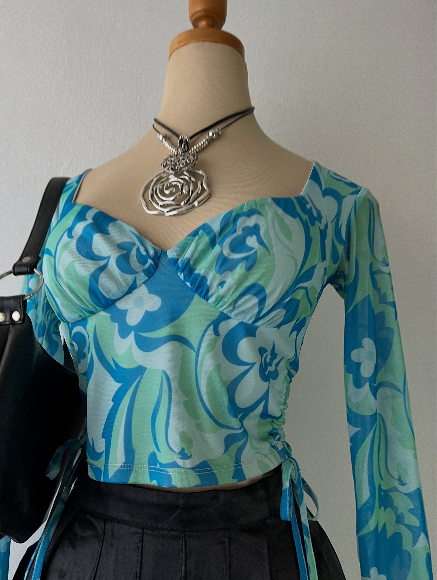 Adorable summer long-sleeved top