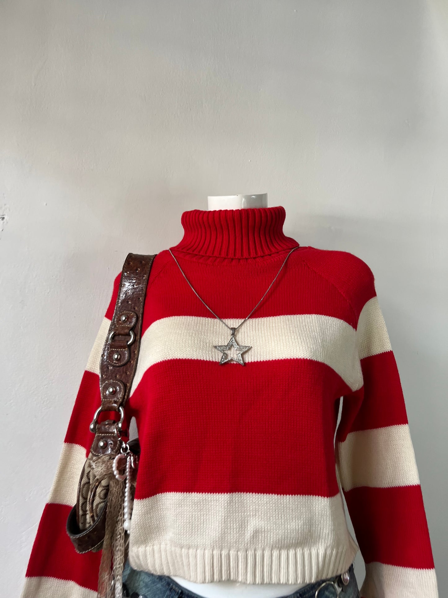 Sweater de cuello alto y mangas acampanadas
