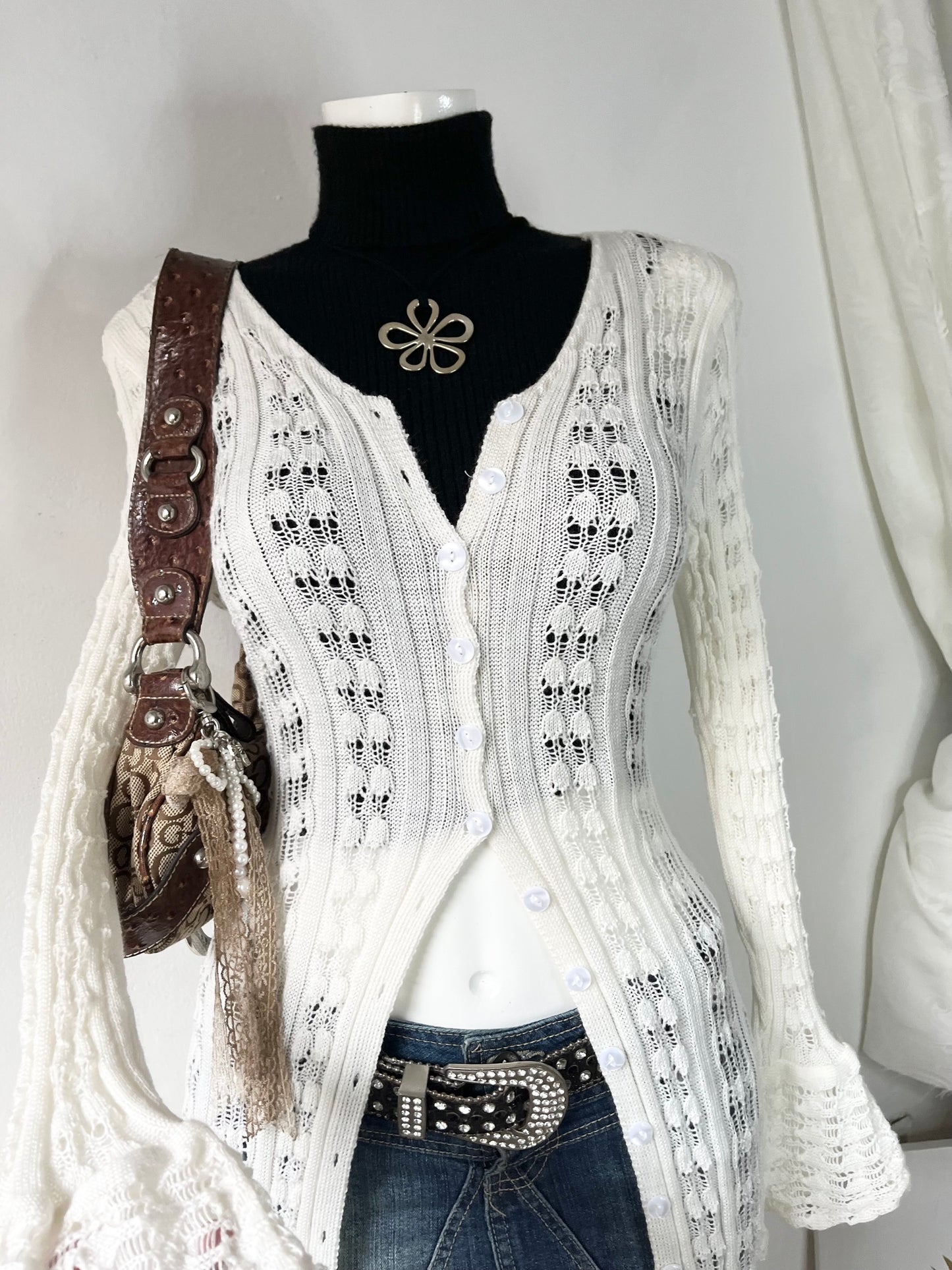 Cardigan color perla de mangas acampanadas