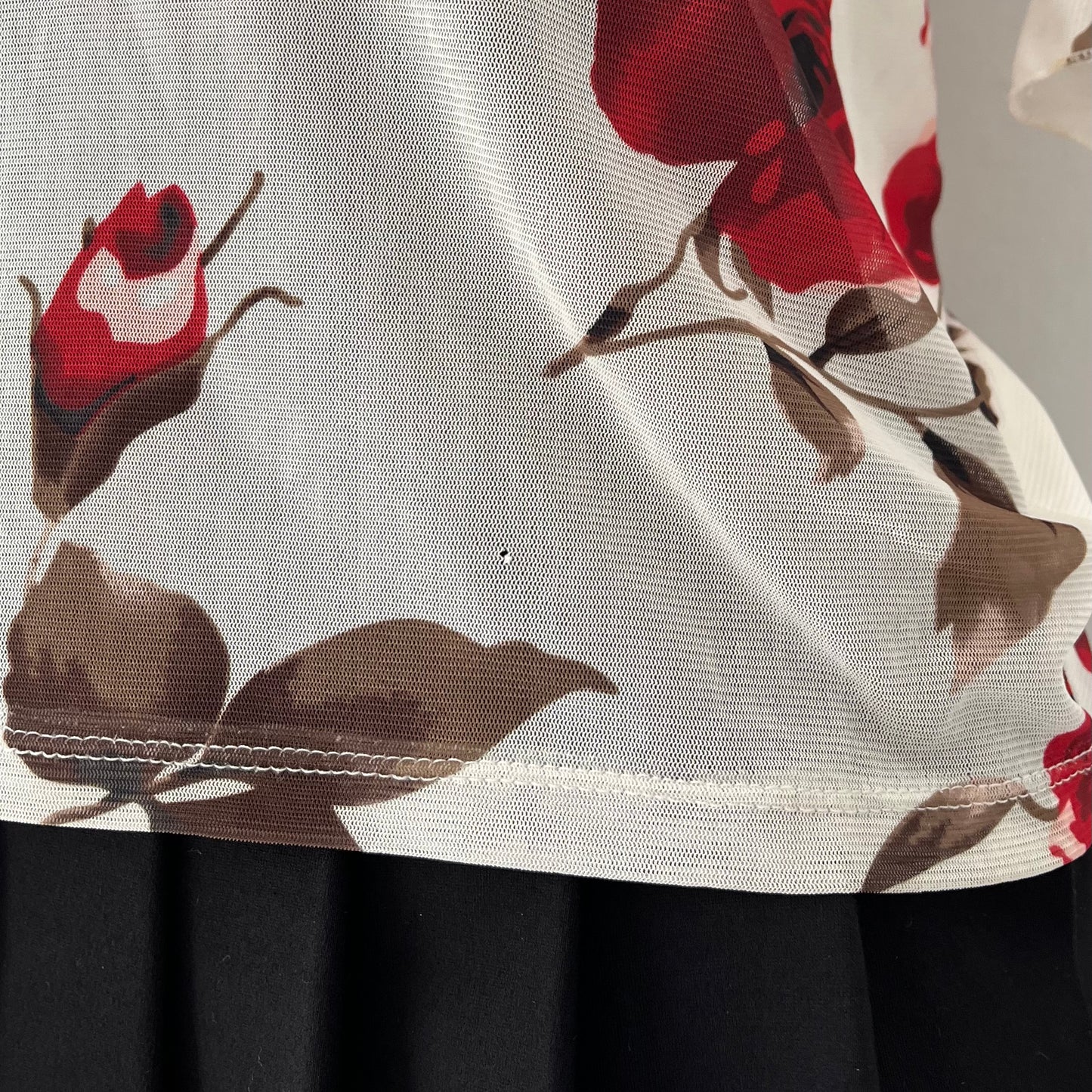 Blusa blanca de flores rojas
