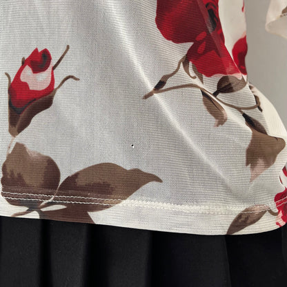 Blusa blanca de flores rojas