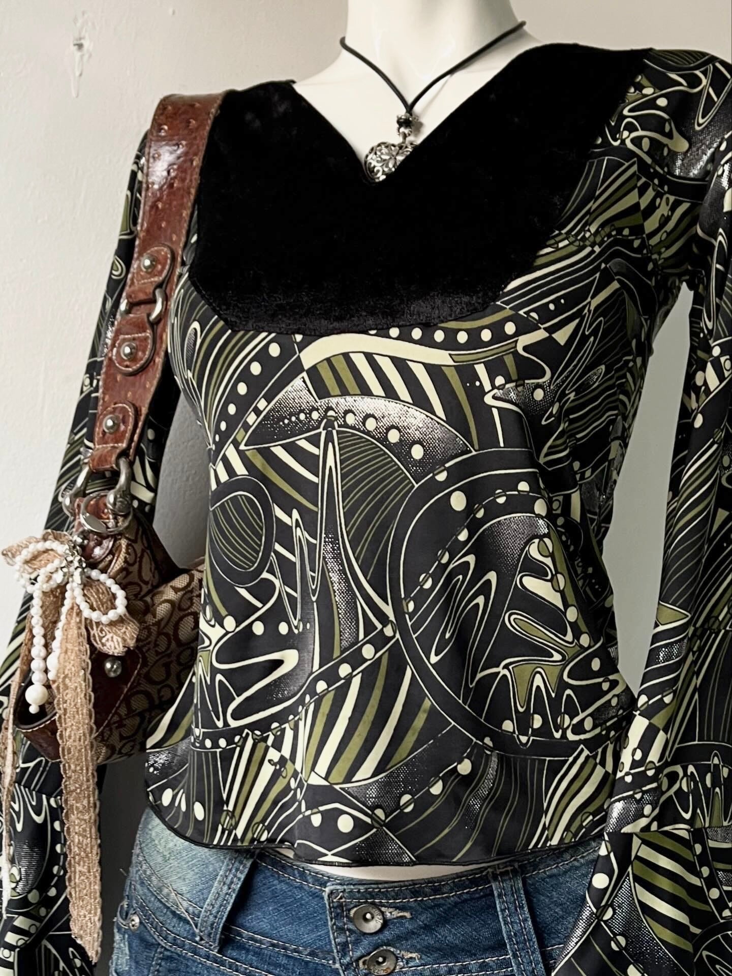 Bell-sleeved vintage top