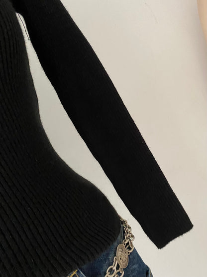 Long-sleeved turtleneck sweater