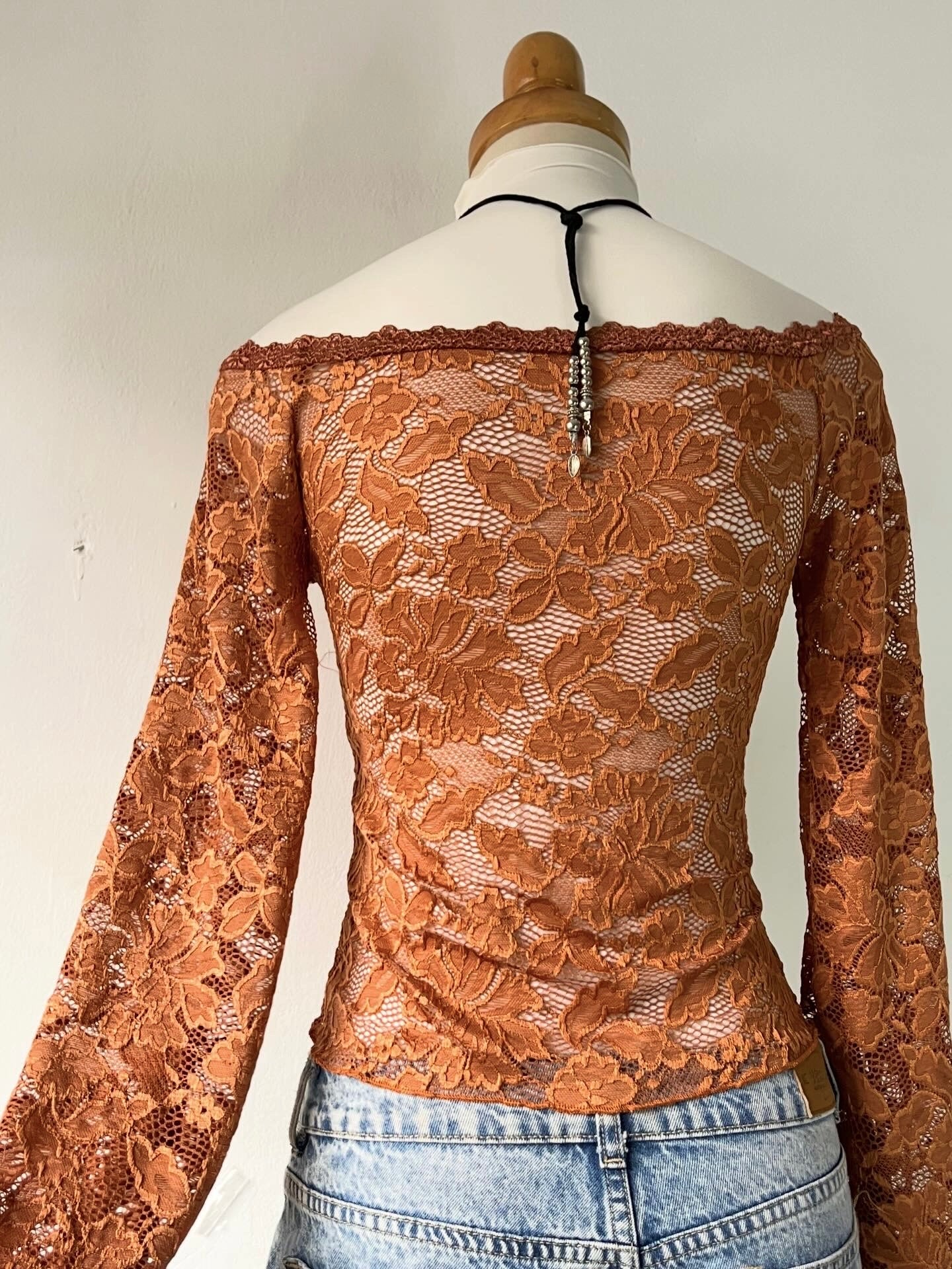 Top off shoulder de encaje con mangas anchas