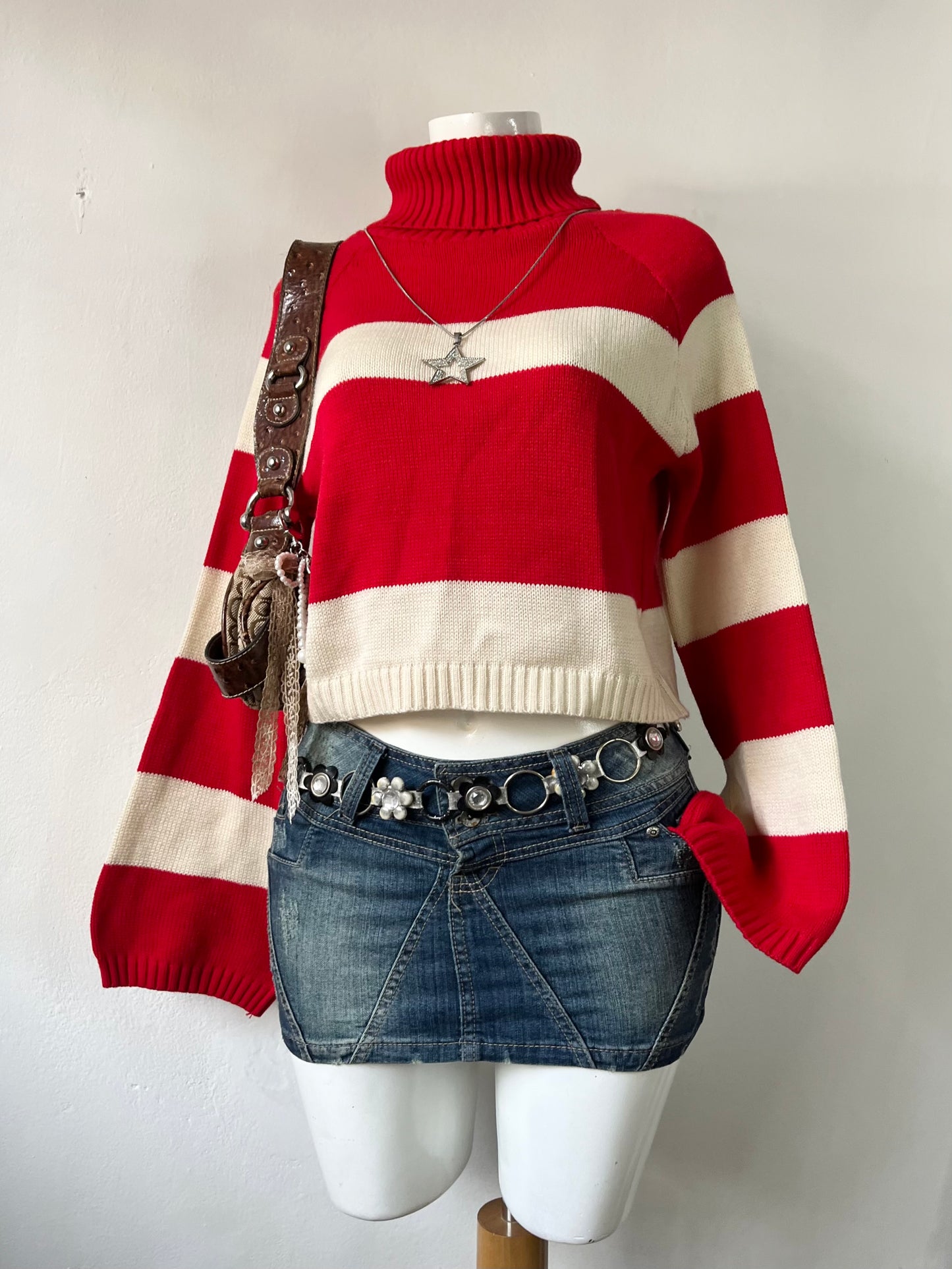 Sweater de cuello alto y mangas acampanadas