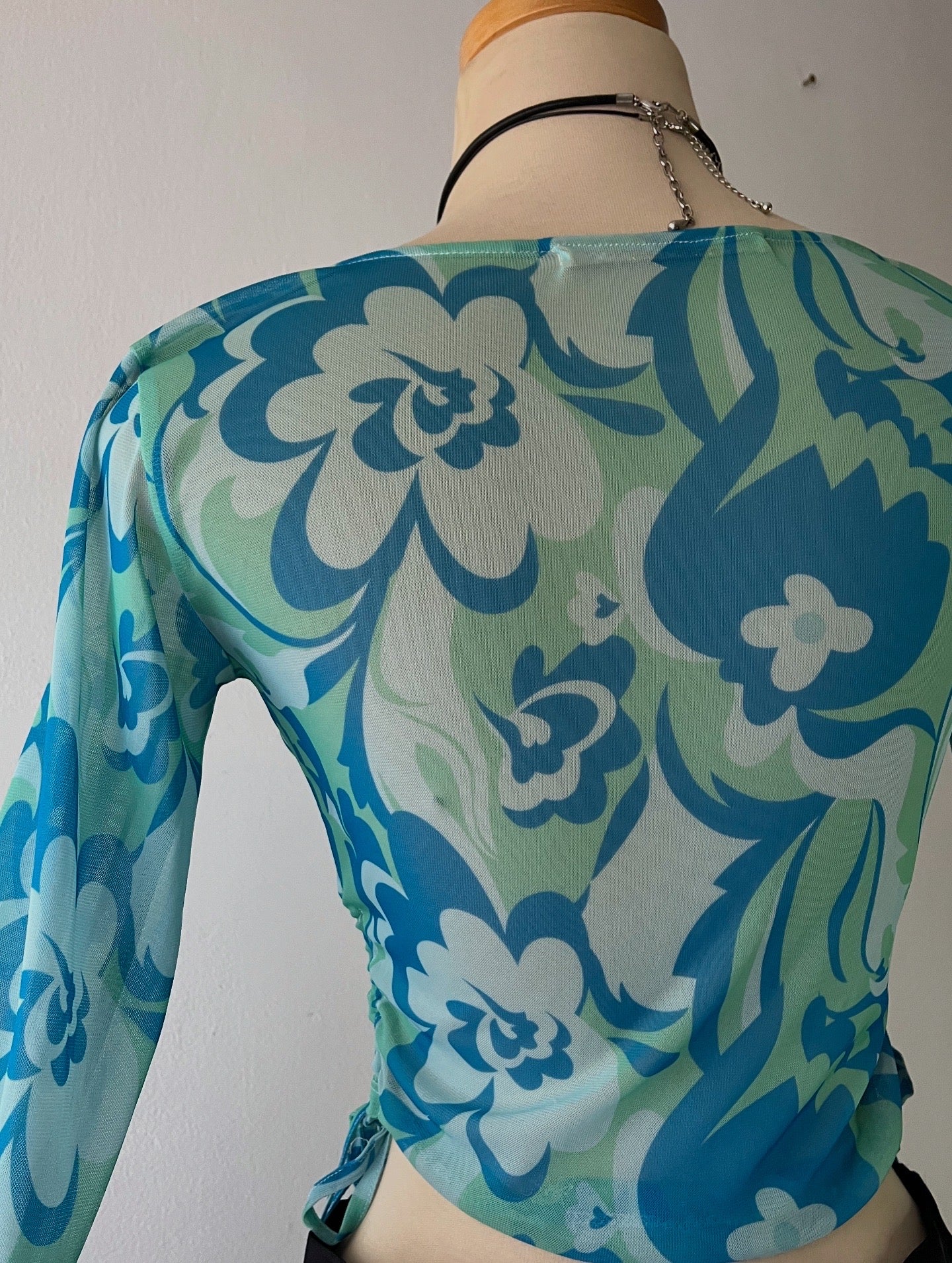 Adorable summer long-sleeved top