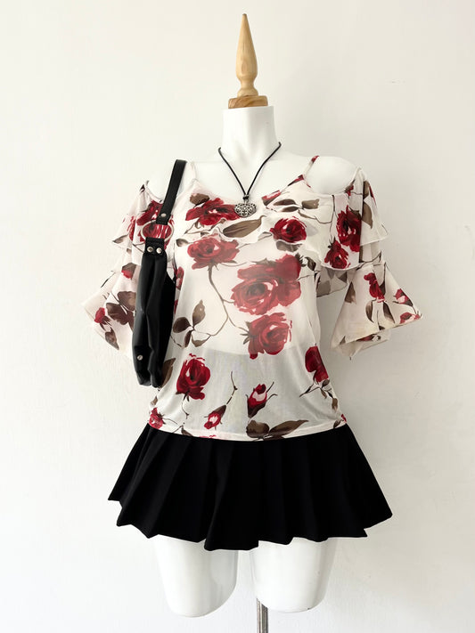 Blusa blanca de flores rojas