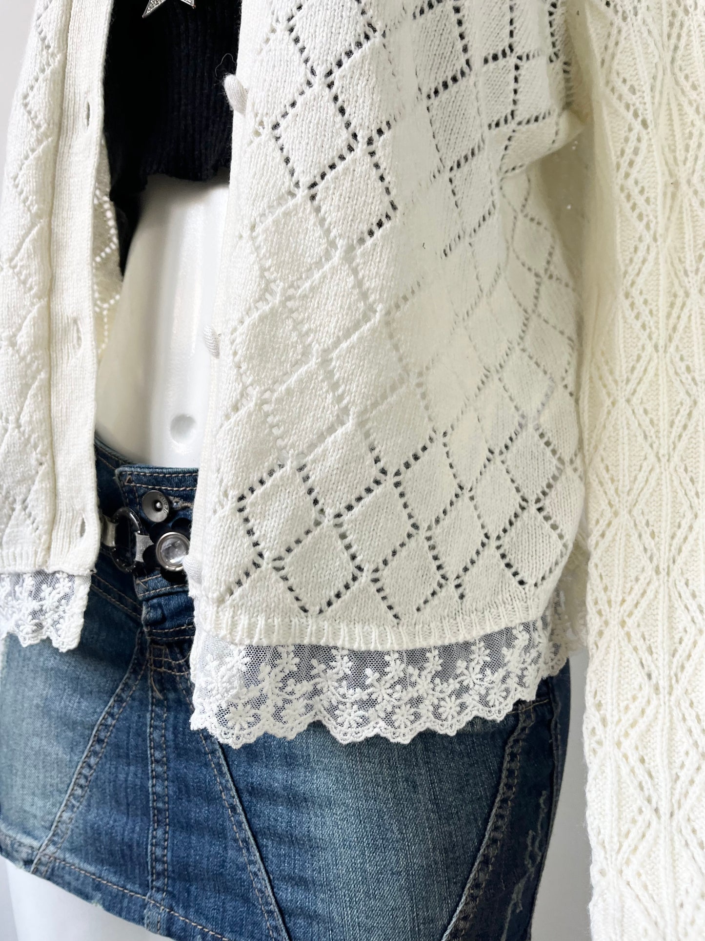 Cardigan oversize color perla con bordes de encaje