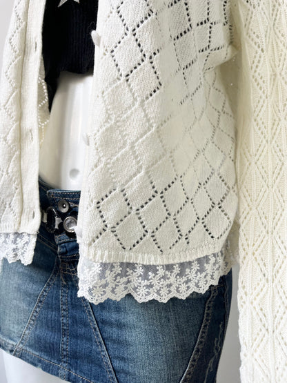 Cardigan oversize color perla con bordes de encaje