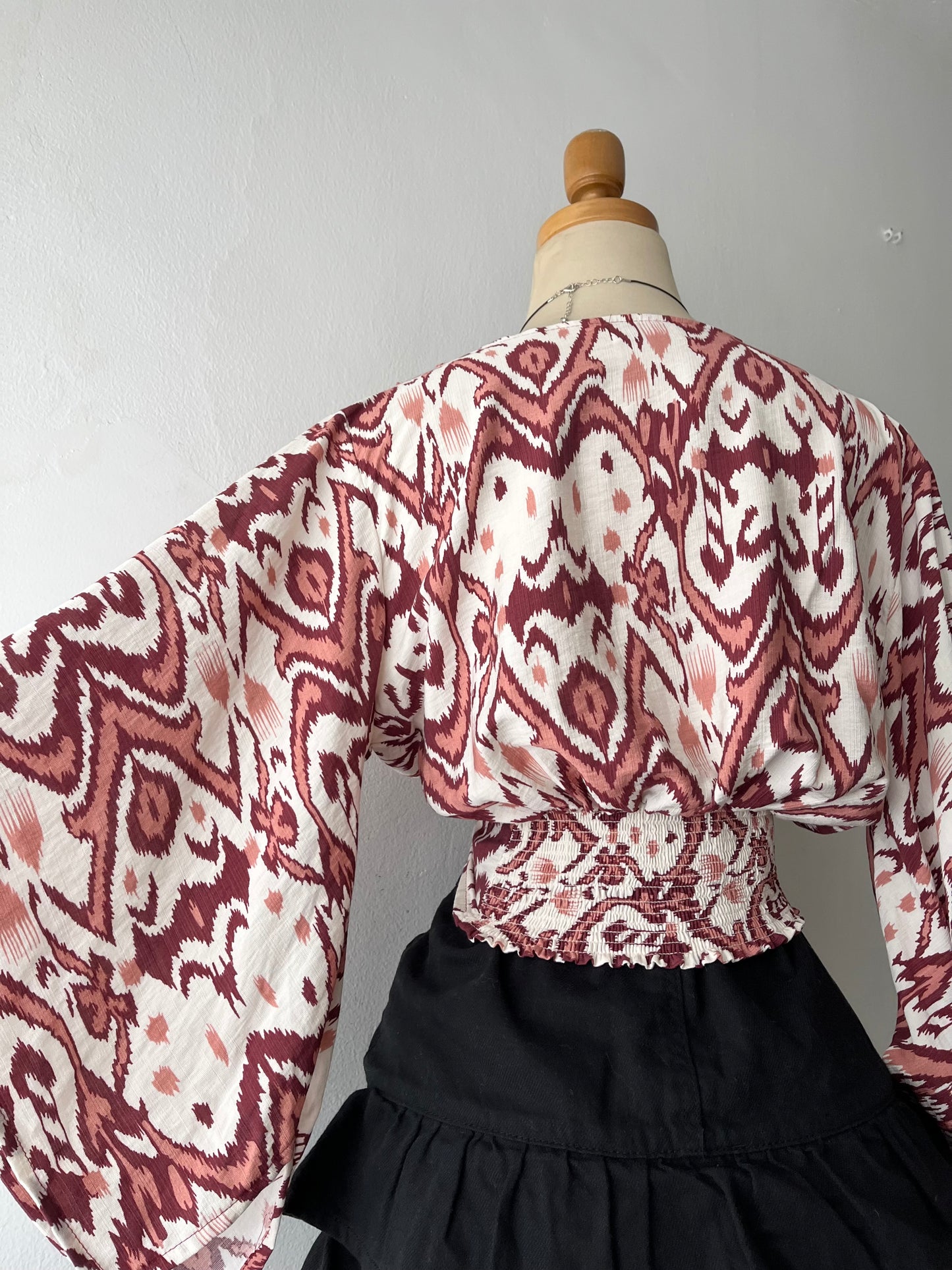 Tribal blouse with wide sleeves, fitted at the waist