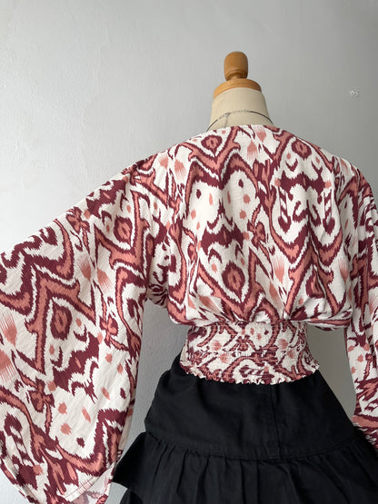 Tribal blouse with wide sleeves, fitted at the waist
