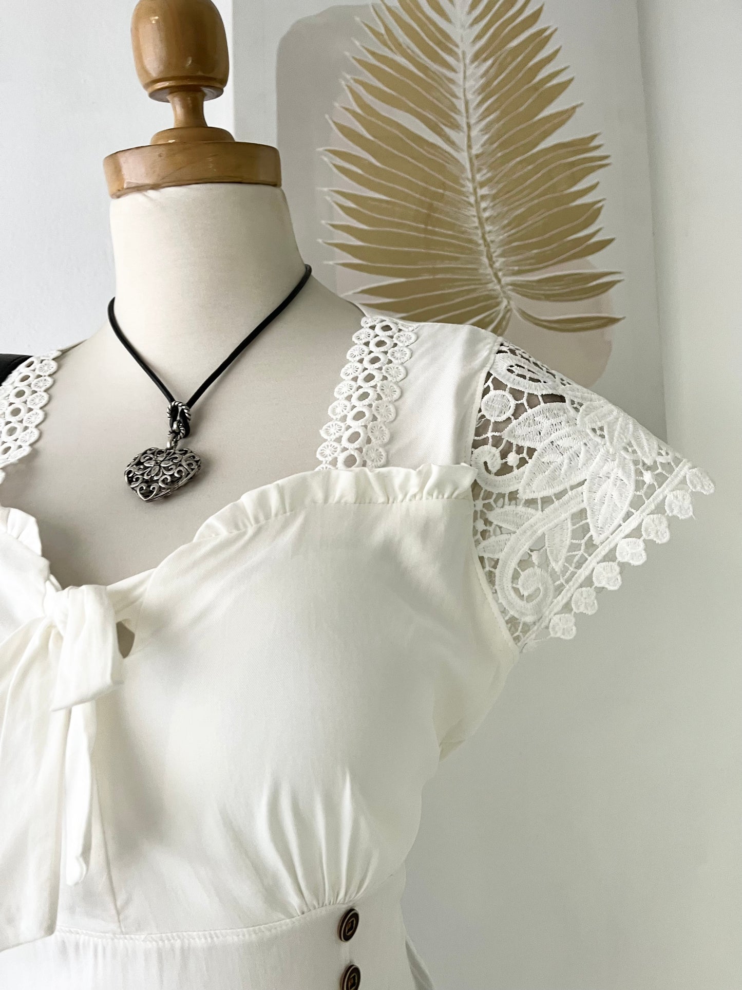 Blusa con mangas de encaje y lazo