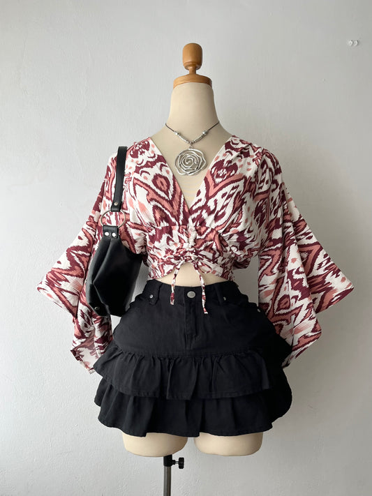 Tribal blouse with wide sleeves, fitted at the waist