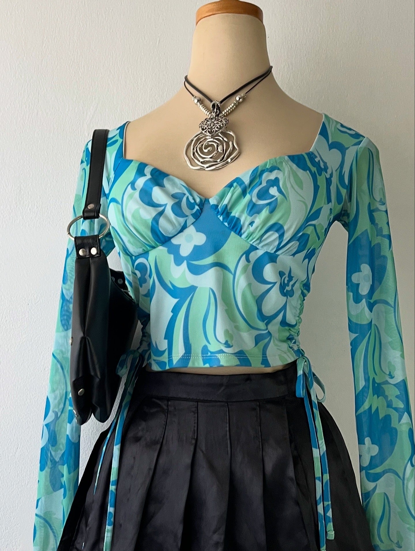 Adorable summer long-sleeved top