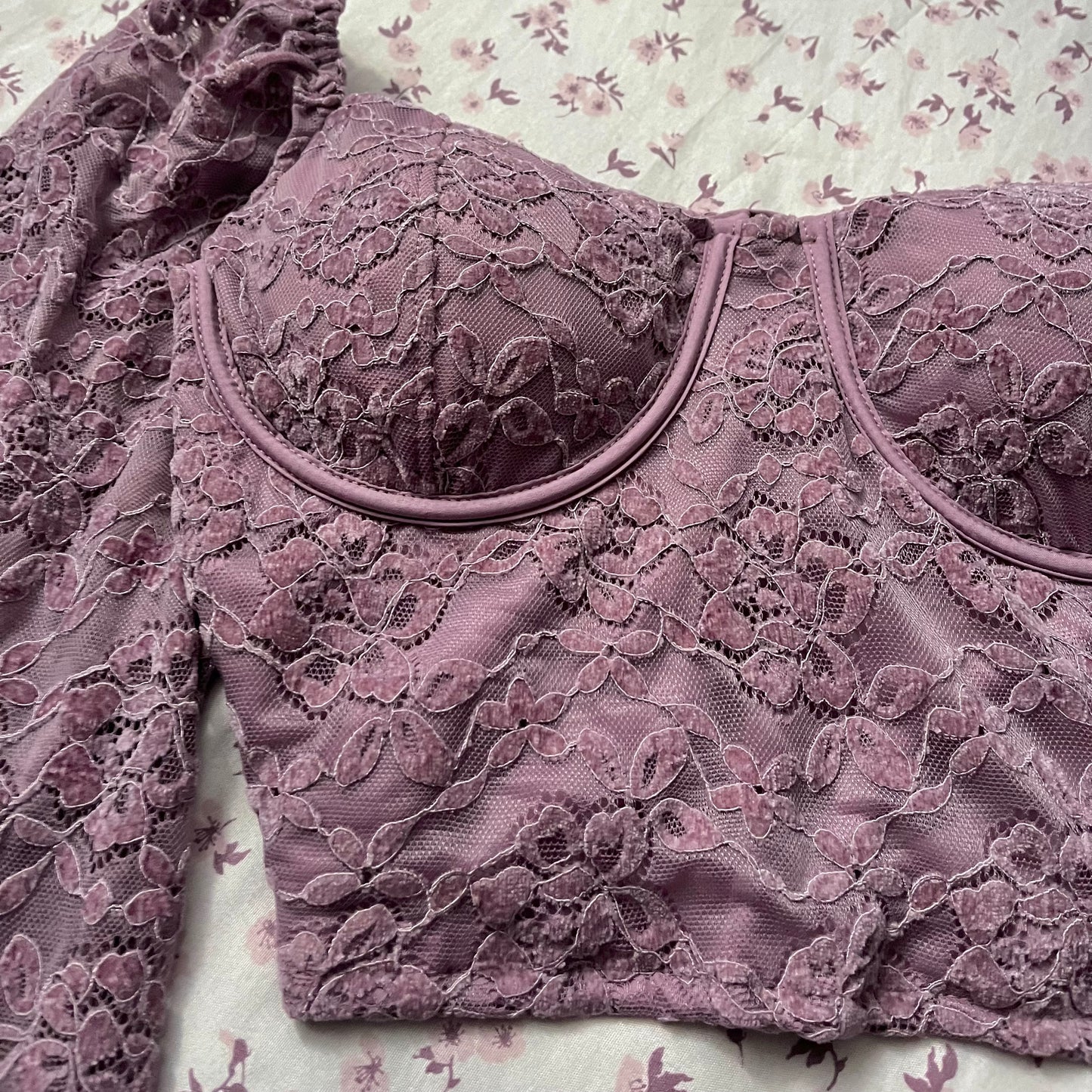 Corset top at the waist with flared sleeves