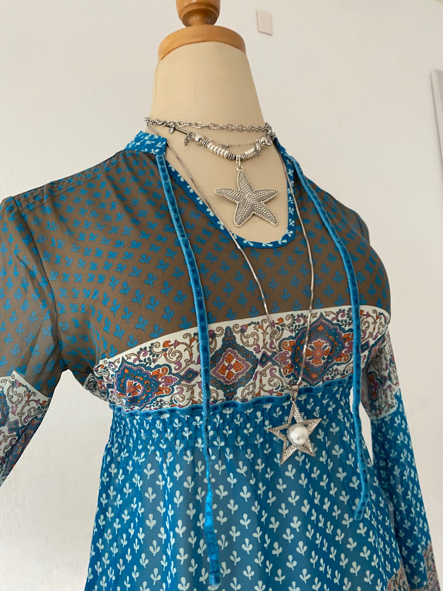 Bohemian top with bow at the back