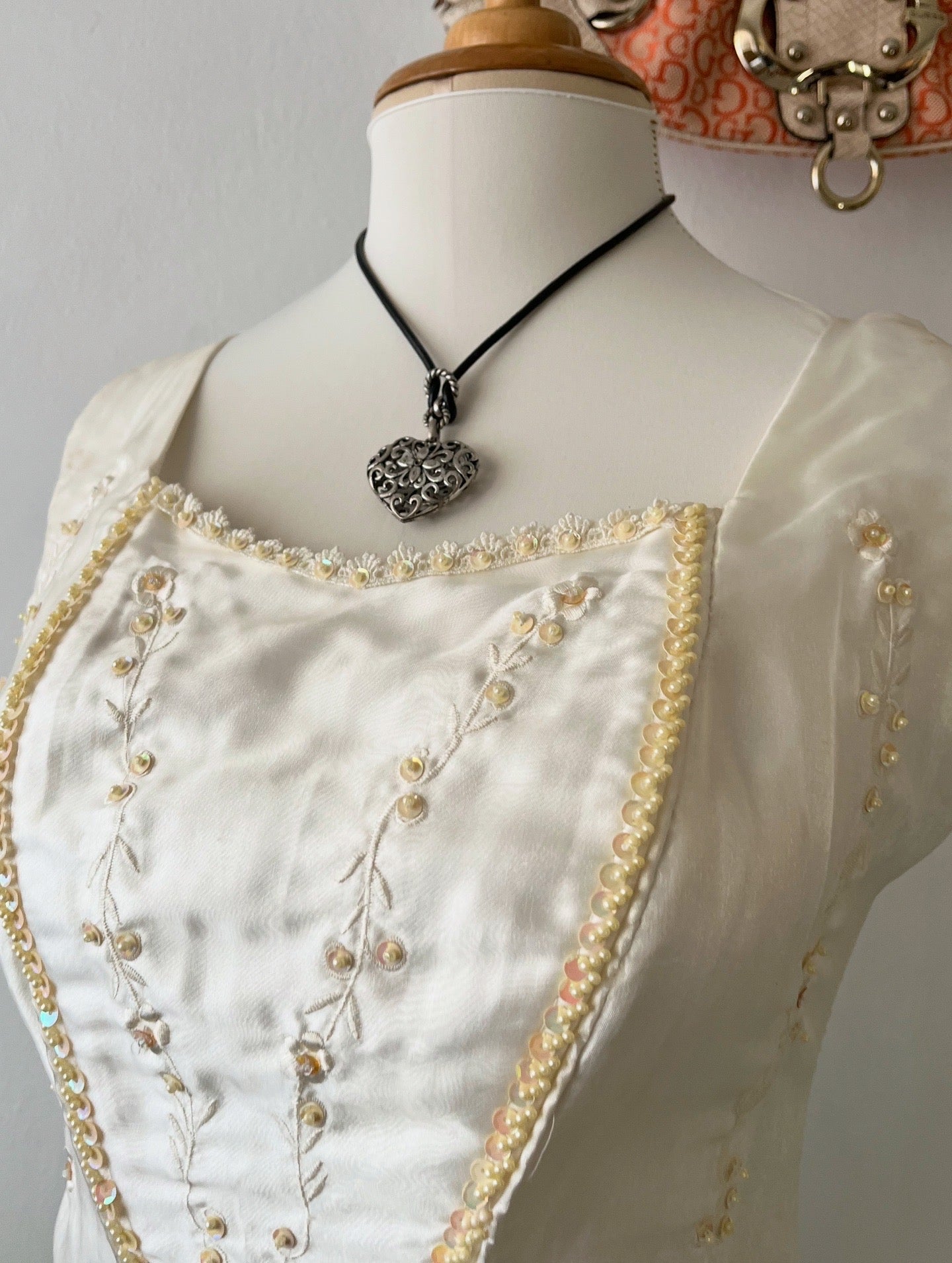 Pearly corset with embroidered embellishments