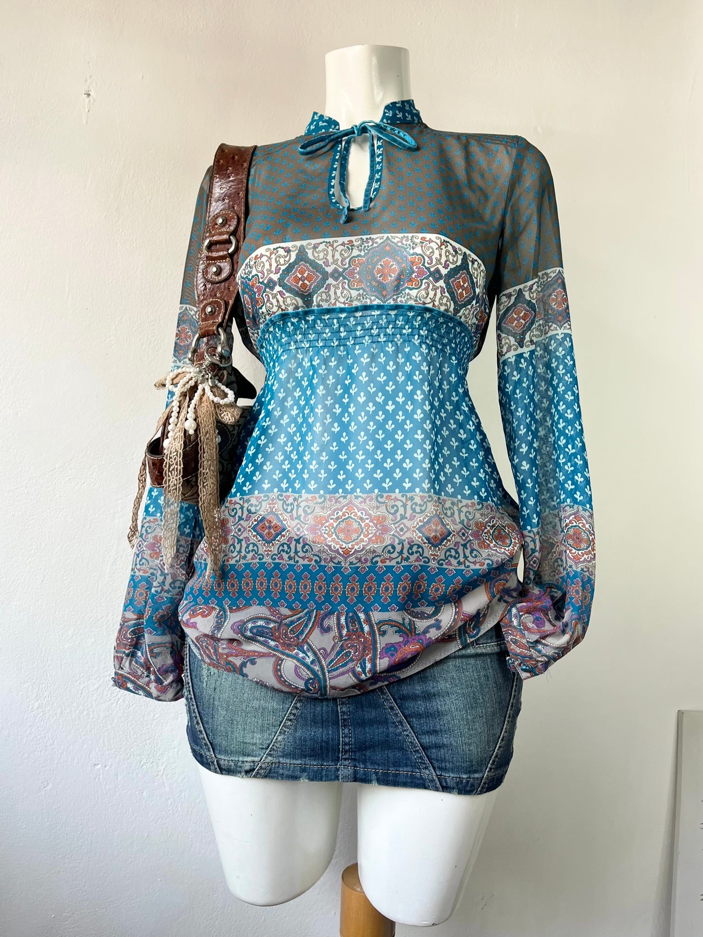 Long-sleeved blouse with adjustable tie- size S