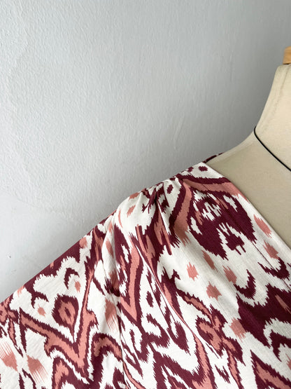 Tribal blouse with wide sleeves, fitted at the waist