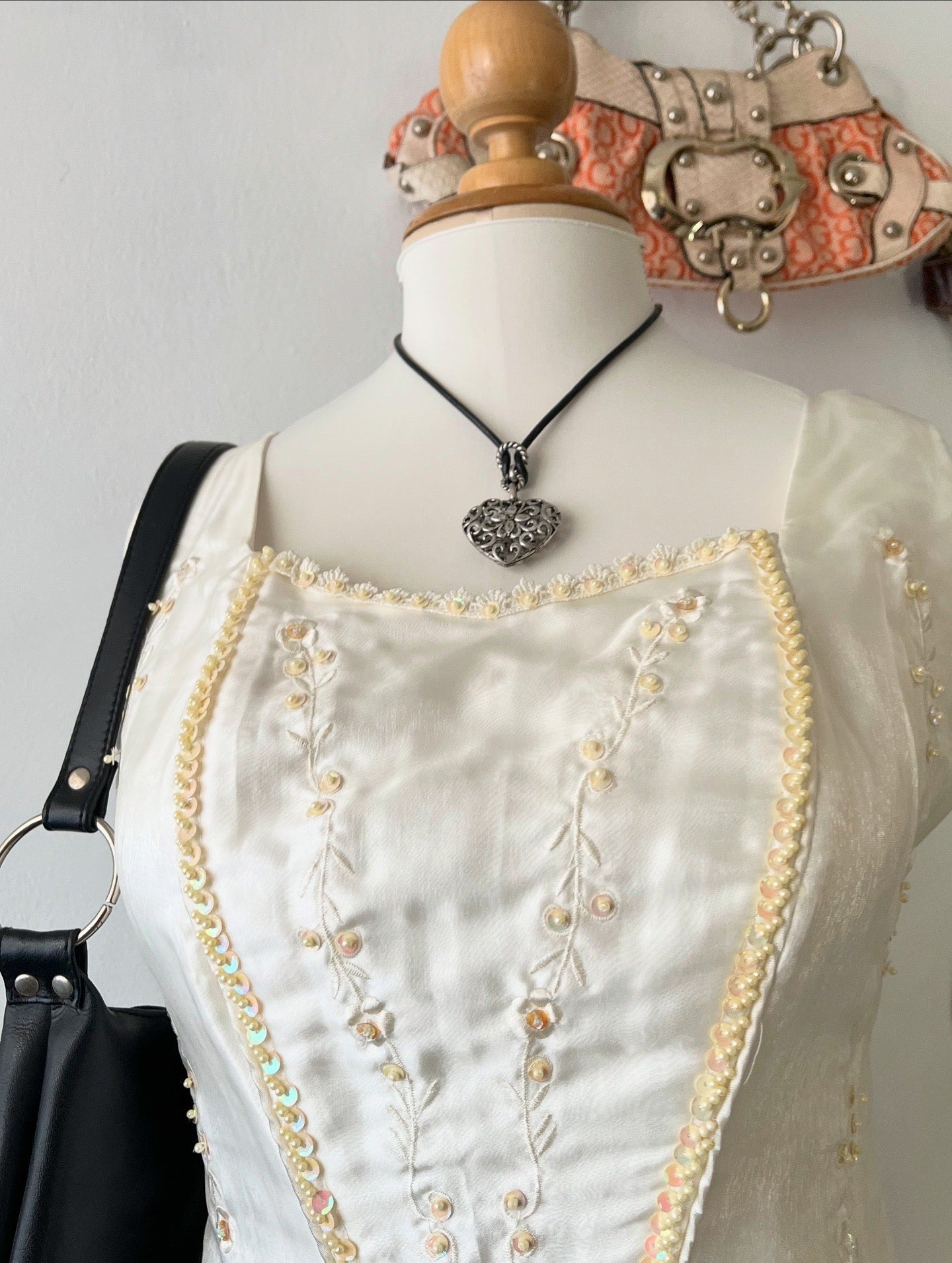 Pearly corset with embroidered embellishments