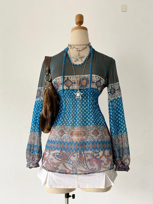 Bohemian top with bow at the back