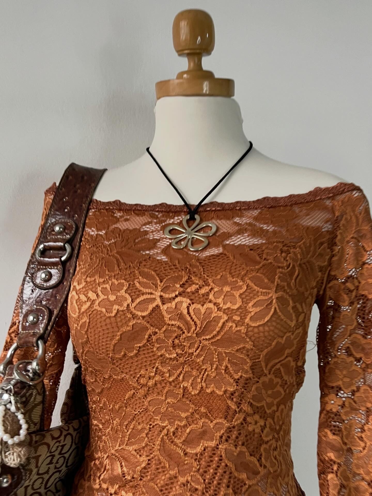 Top off shoulder de encaje con mangas anchas