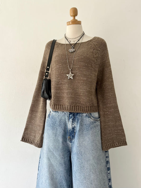 Waist-length sweater with straight sleeves