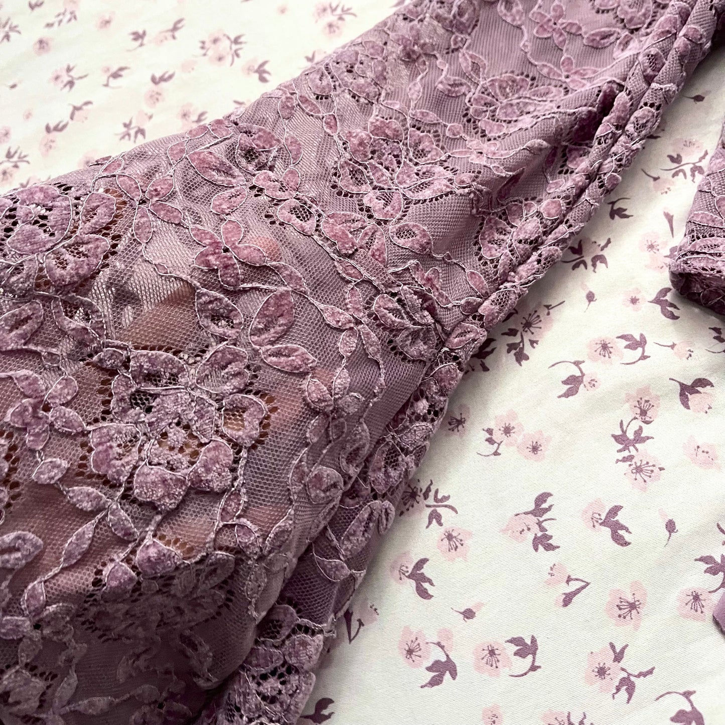 Corset top at the waist with flared sleeves