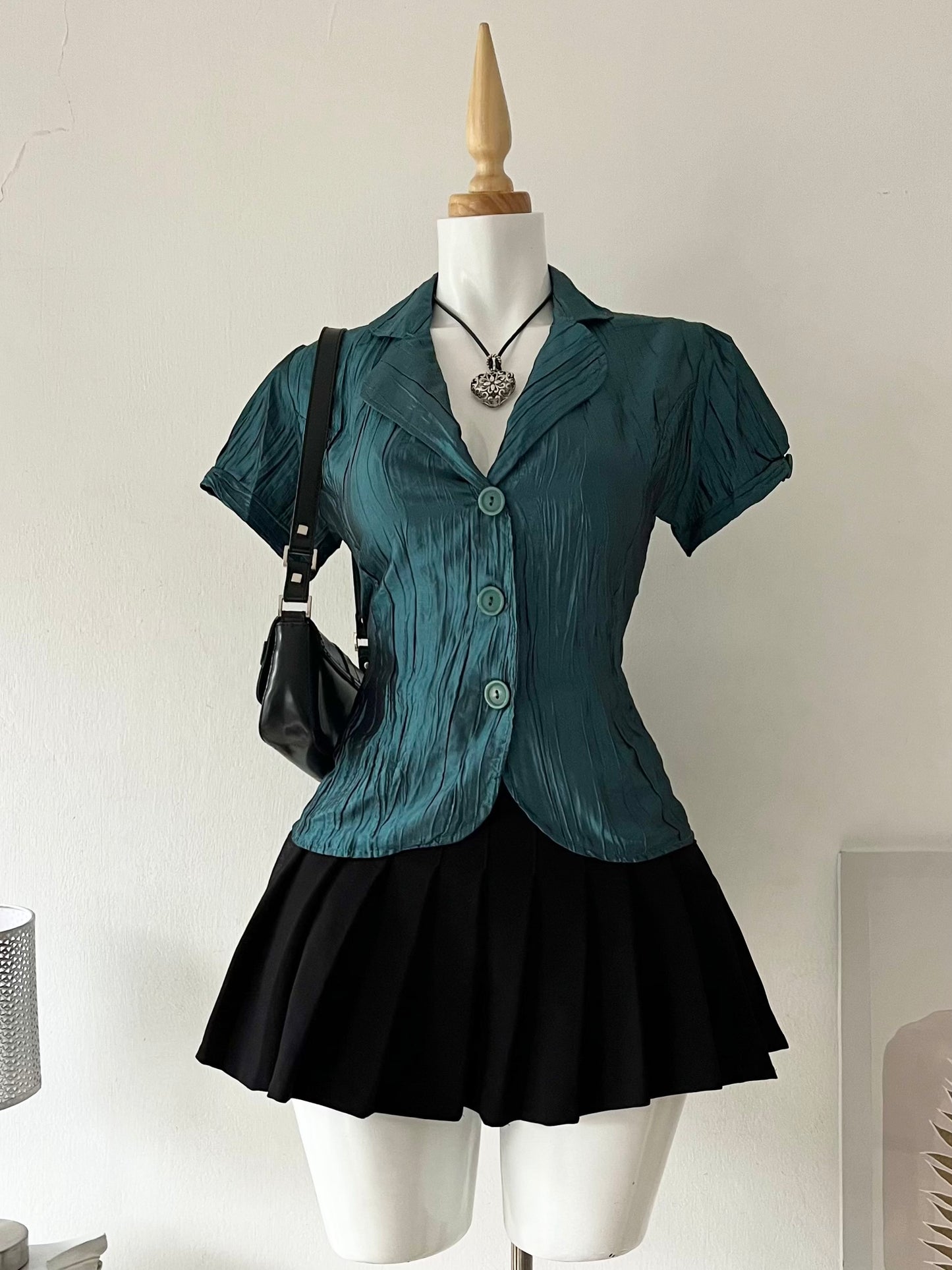 Adorable iridescent green blouse