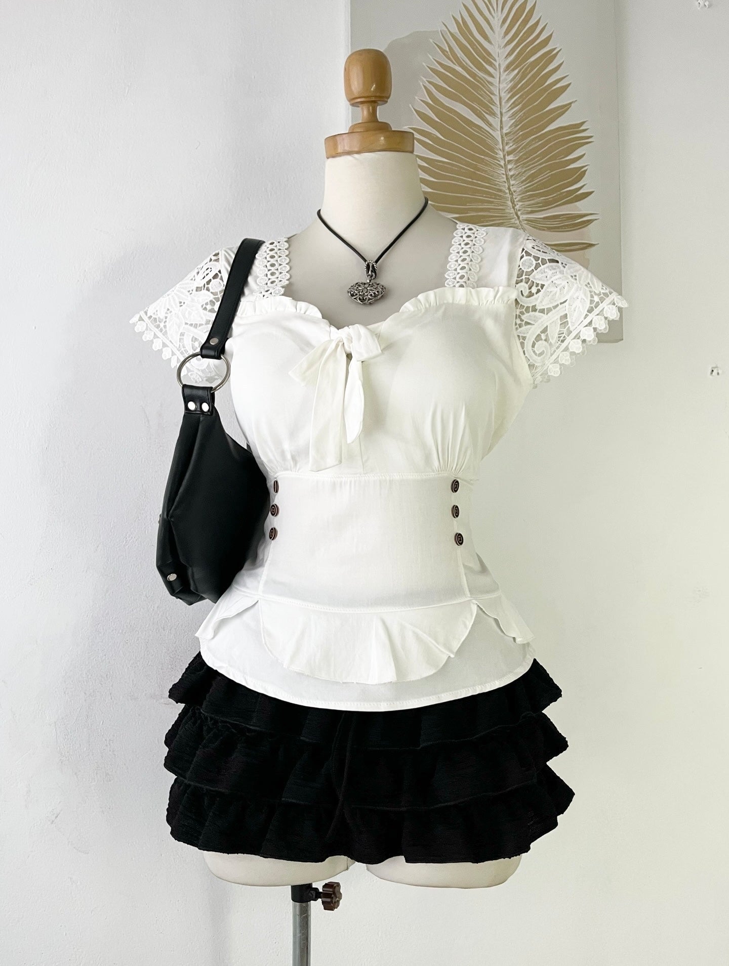 Blusa con mangas de encaje y lazo