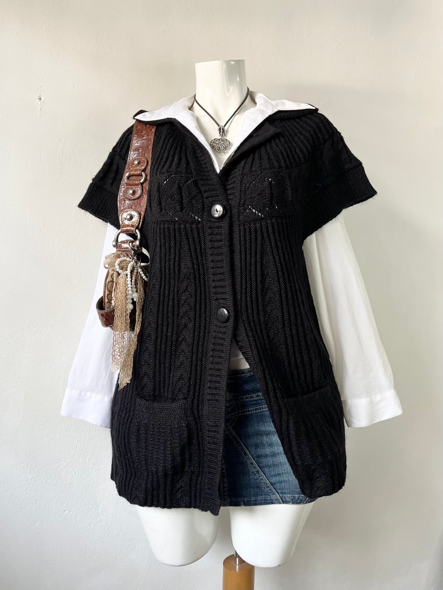 Adorable knitted cardigan with two pockets