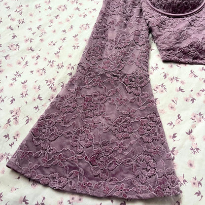 Corset top at the waist with flared sleeves