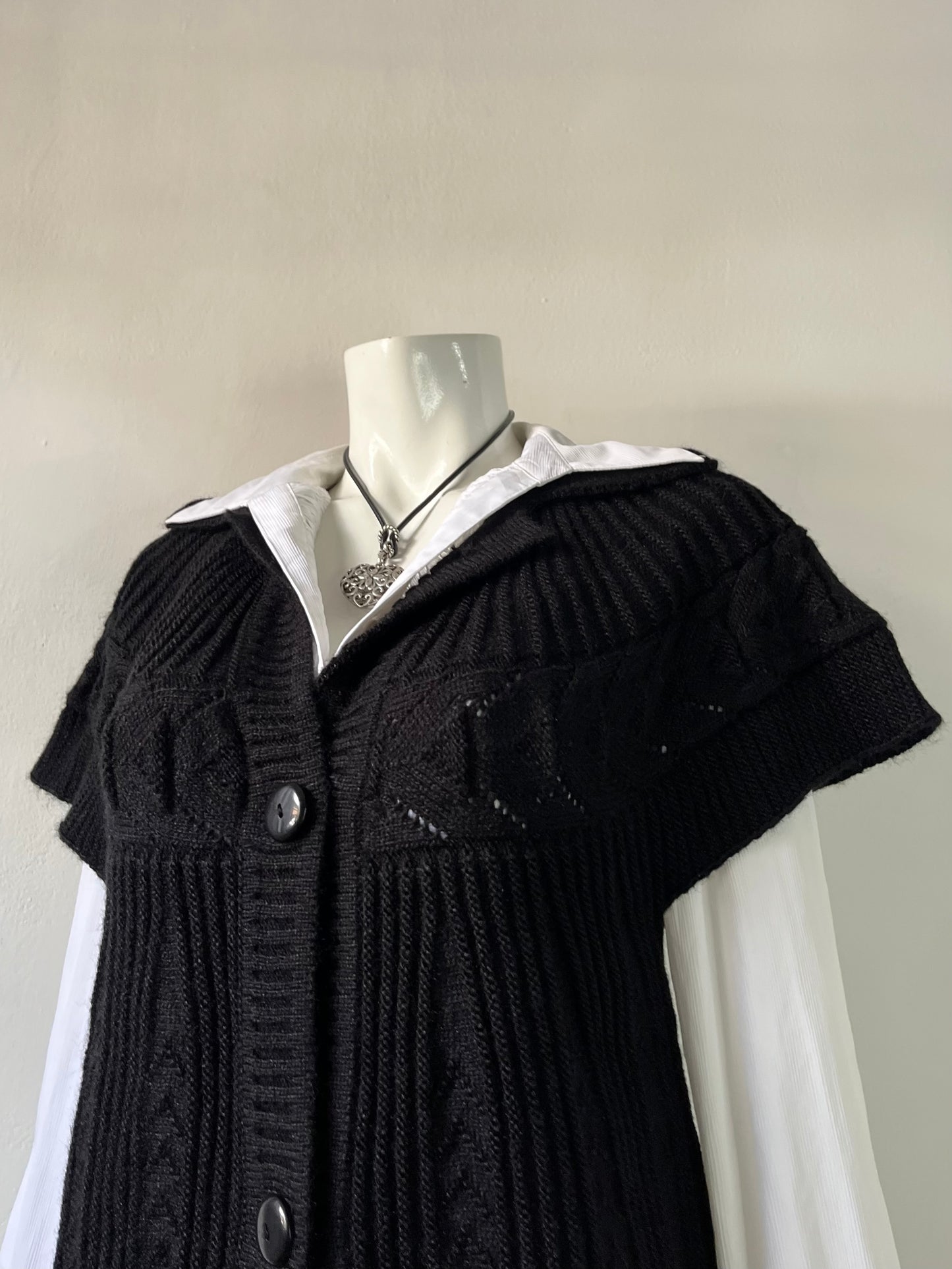 Adorable knitted cardigan with two pockets